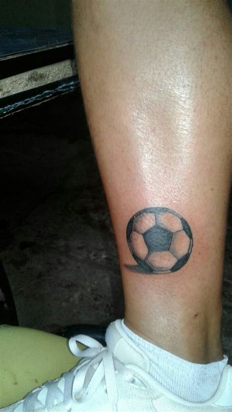 tatuajes pequeos de ftbol|Tatuaje balon de futbol pequeño